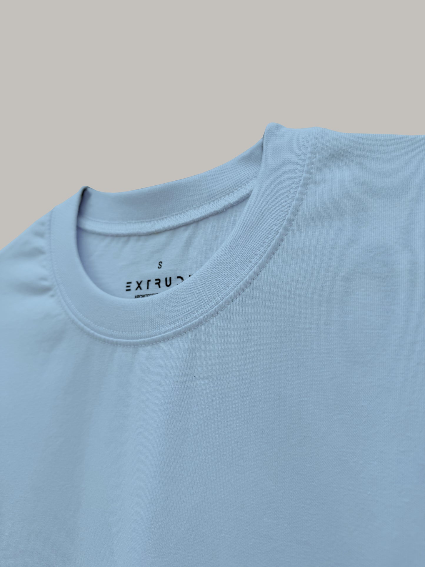 Detalle del cuello de camiseta unisex azul Extrude con logo interior