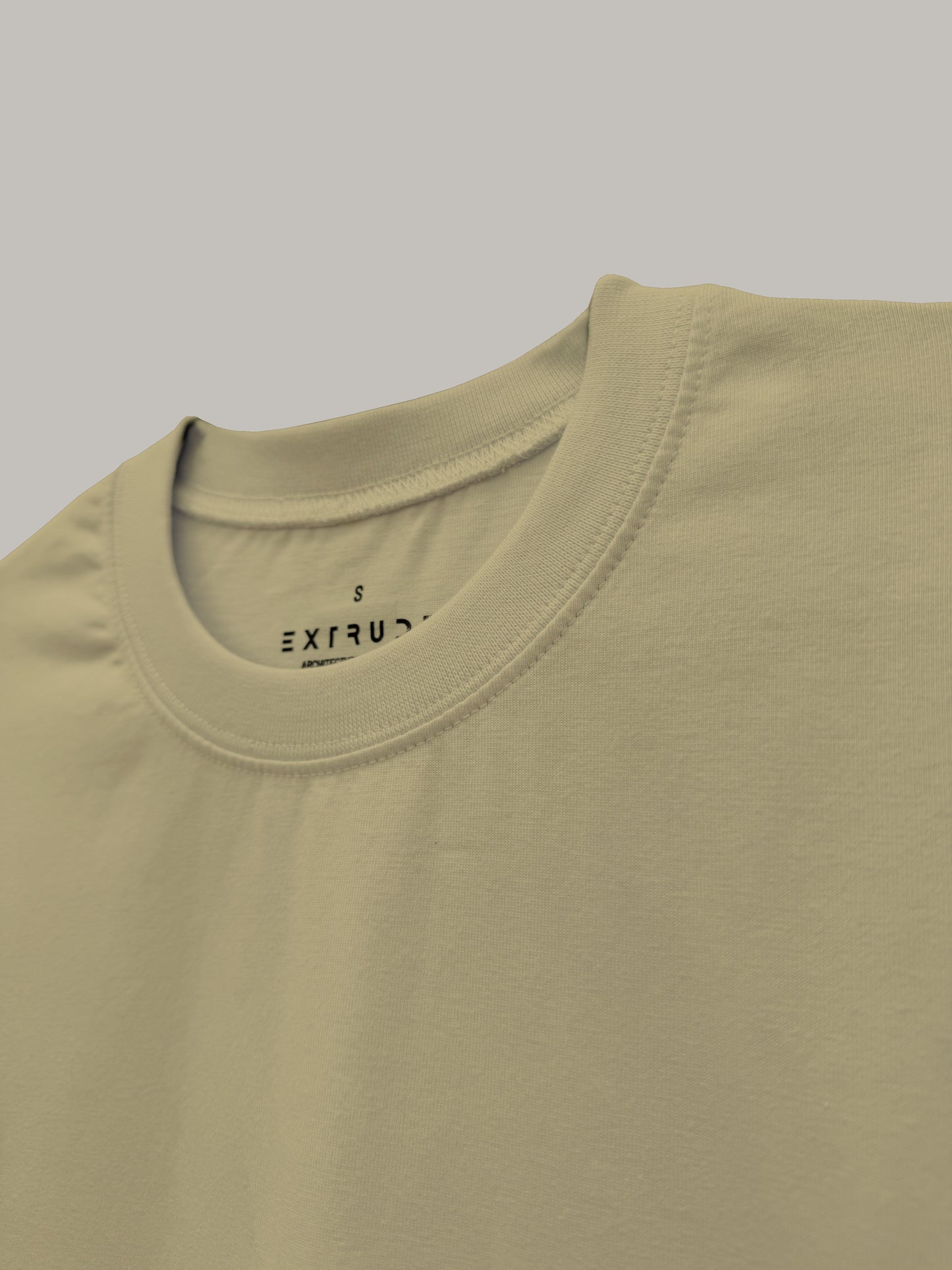 Detalle del cuello de camiseta unisex beige Extrude con marquilla interior