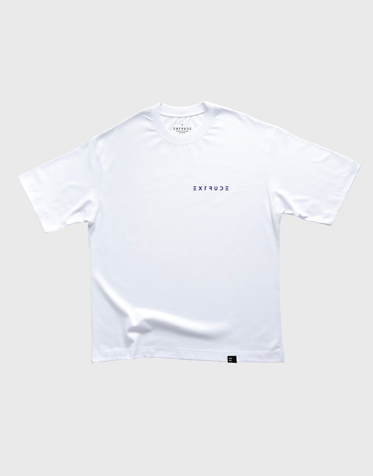 Camiseta unisex blanca Extrude modelo Less Is More, vista de frente con logo minimalista en el pecho