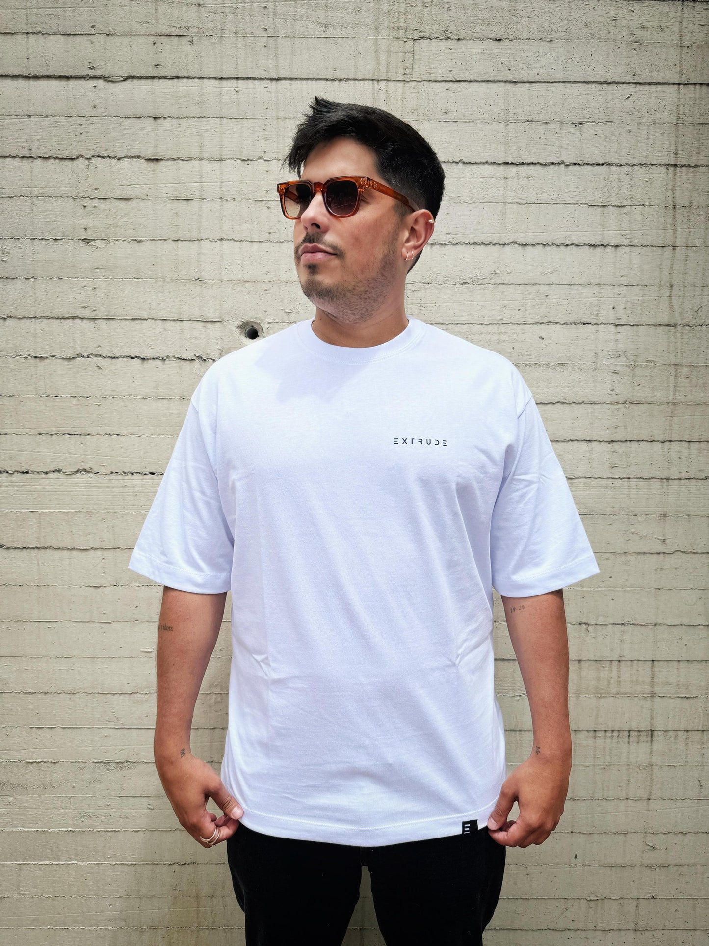 Camiseta oversize blanca Extrude Less is More para hombre – streetwear minimalista inspirado en arquitectura, moda urbana Colombia