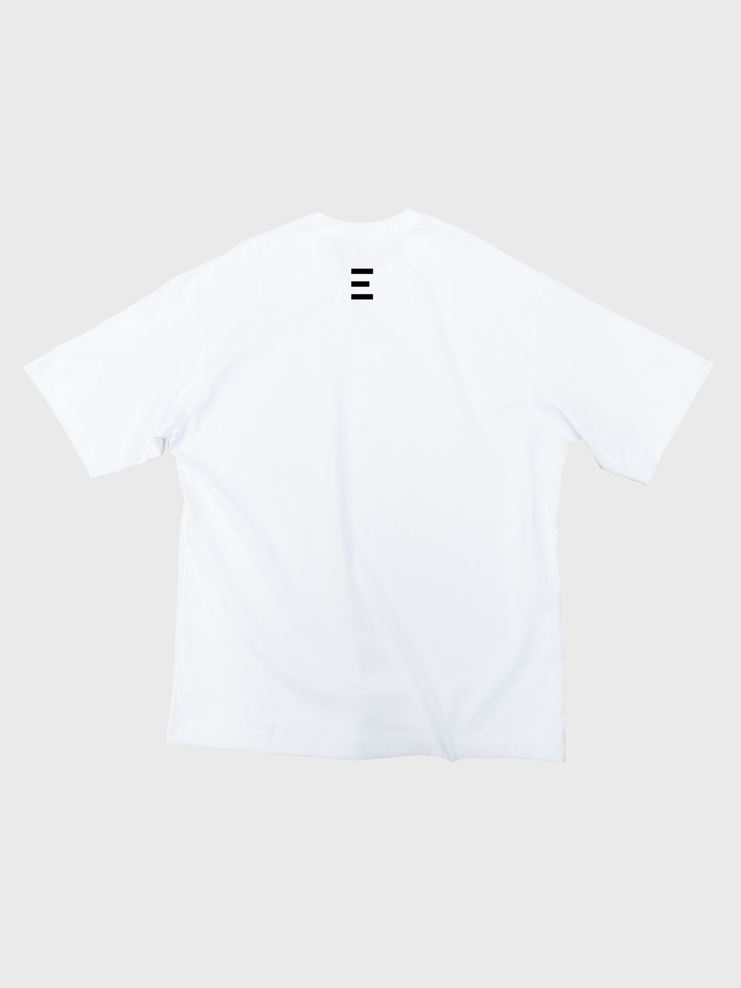 Camiseta blanca unisex Extrude The Modulor con logo de tres líneas en la espalda – streetwear minimalista inspirado en arquitectura