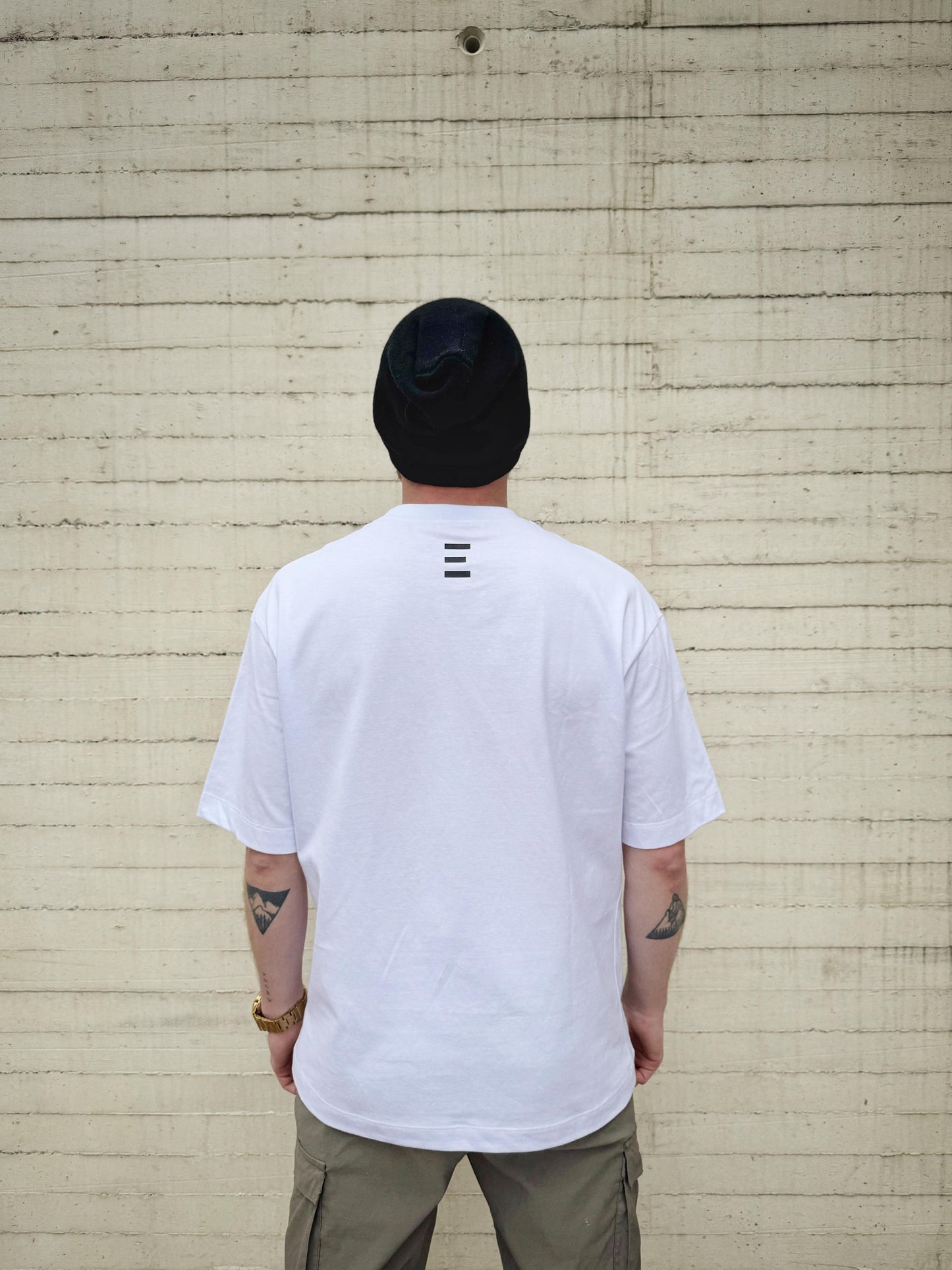 Camiseta oversize blanca Extrude The Modulor para hombre con logo de Extrude en la espalda – streetwear inspirado en arquitectura, moda urbana Colombia