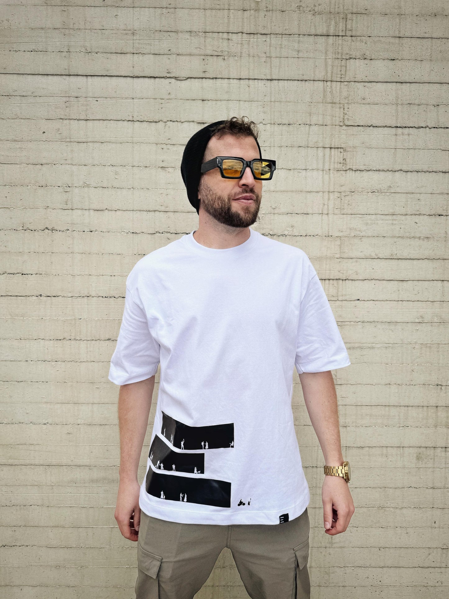 Camiseta oversize blanca Extrude The Modulor para hombre con diseño gráfico arquitectónico en el frente – streetwear inspirado en arquitectura, moda urbana Colombia