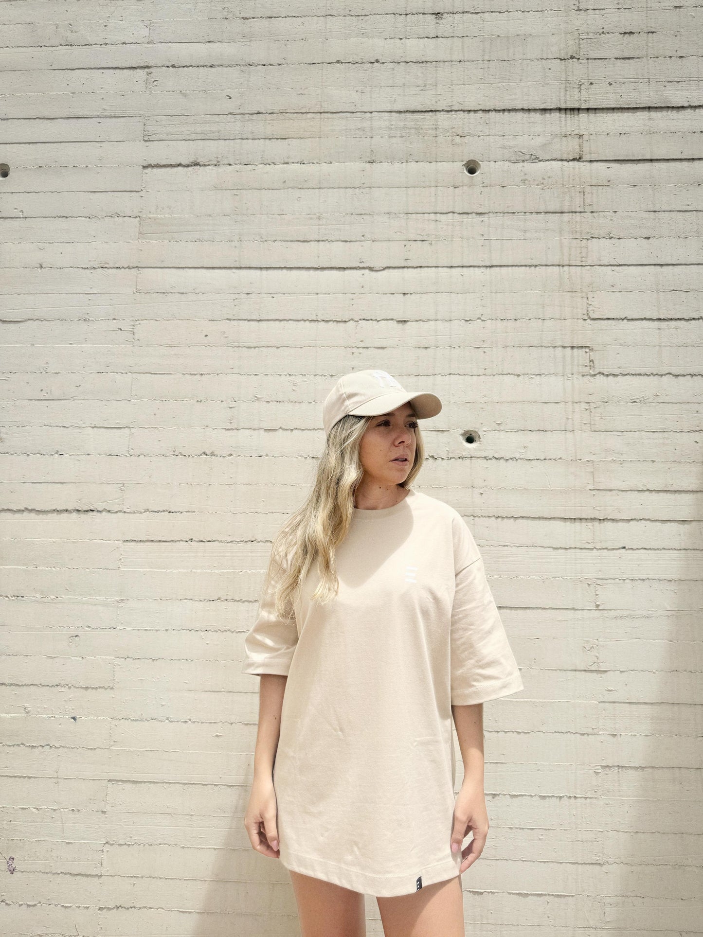 Camiseta oversize beige Extrude Urban con diseño minimalista en el frente – streetwear inspirado en arquitectura, moda urbana Colombia