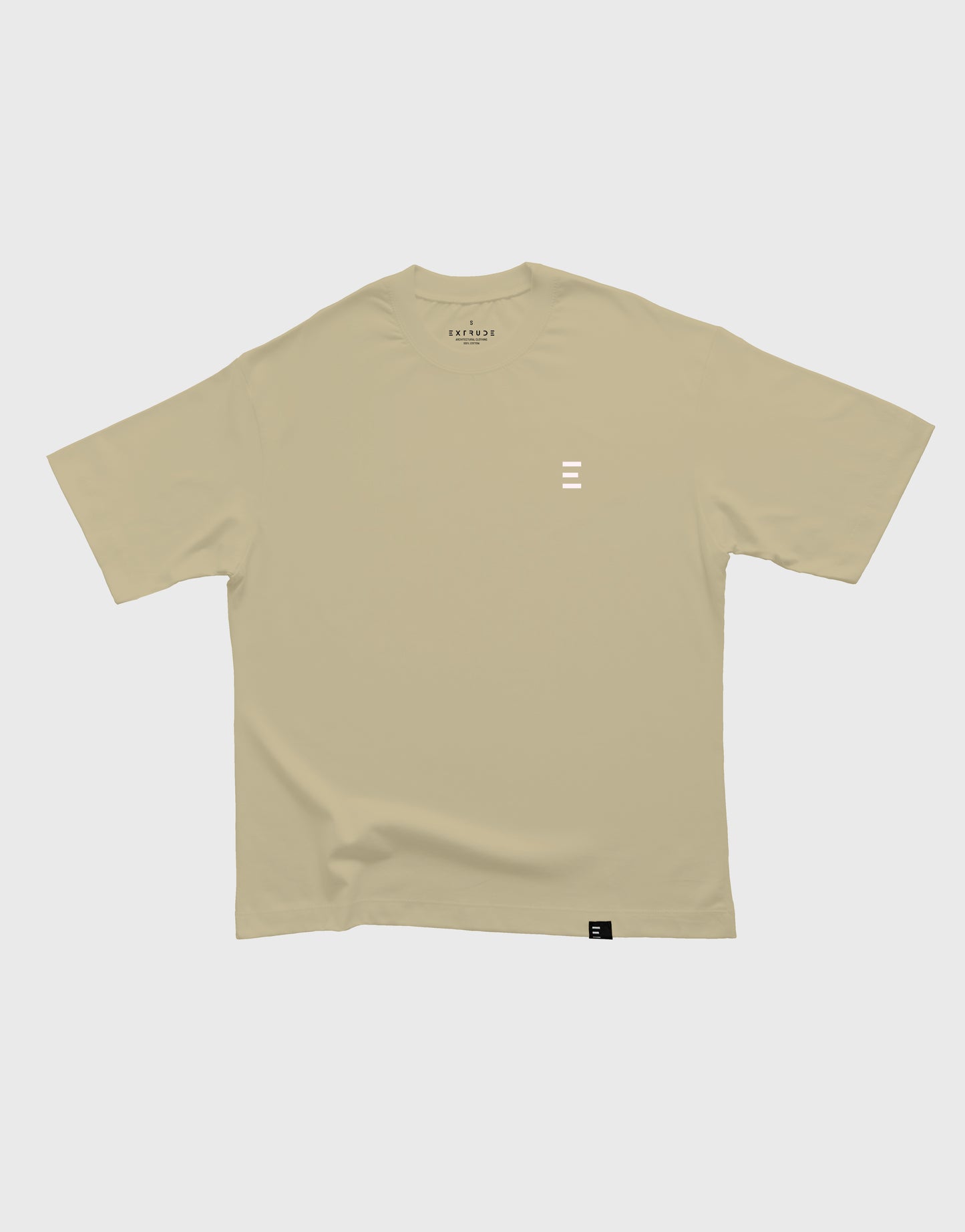 Camiseta beige unisex Extrude Urban vista frontal con logo pequeño blanco Extrude en el pecho