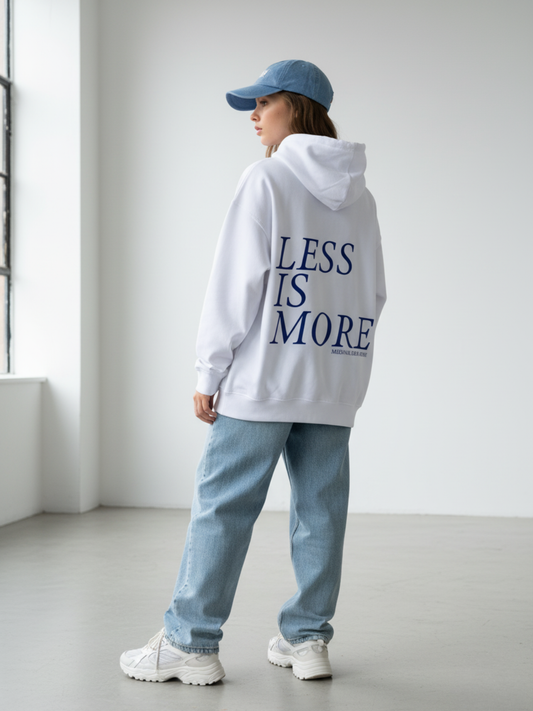 Hoodie blanco Extrude Less is More unisex con tipografía grande en la espalda – streetwear minimalista inspirado en arquitectura, moda urbana Colombia