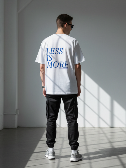 Camiseta oversize blanca Extrude Less is More para hombre con tipografía minimalista – streetwear inspirado en arquitectura, moda urbana Colombia. Atras