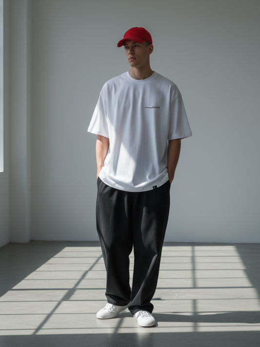 Camiseta blanca unisex Extrude Scale vista frontal con logo minimalista en el pecho izquierdo